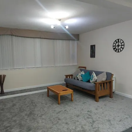 2 Large Bedroom Apartment- Wifi & Parking Fleetwood Exterior photo