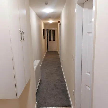 2 Large Bedroom Apartment- Wifi & Parking Fleetwood Exterior photo