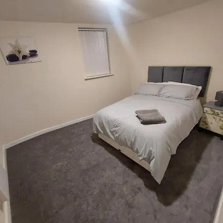 2 Large Bedroom Apartment- Wifi & Parking Fleetwood Exterior photo