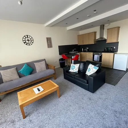 2 Large Bedroom Apartment- Wifi & Parking Fleetwood Exterior photo
