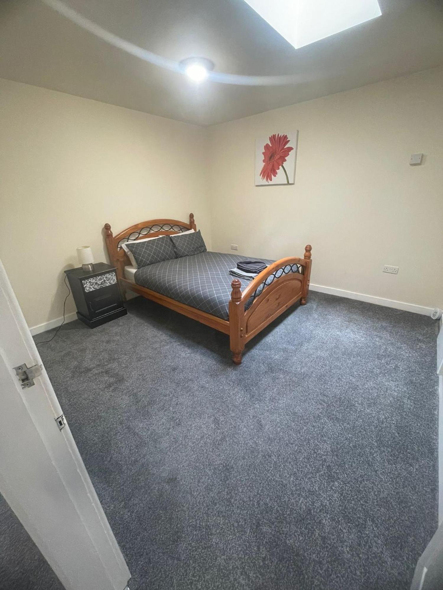 Apartment 2 Large Bedroom Apartment- Wifi & Parking *