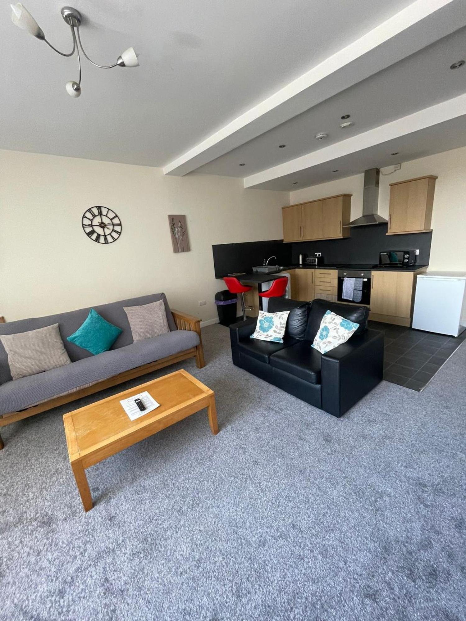 2 Large Bedroom Apartment- Wifi & Parking Fleetwood
